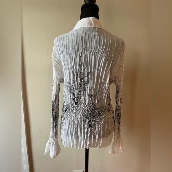 Milano white/black combo floral accordion style button up blouse, size XL - Picture 7 of 9